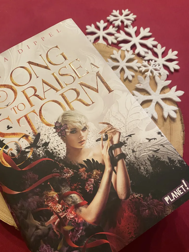 Mehr über den Artikel erfahren A Song to Raise a Storm (Julia Dippel)