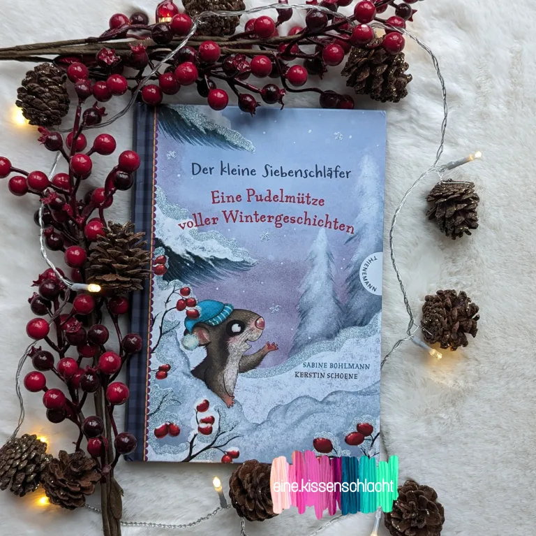 Mehr über den Artikel erfahren Der kleine Siebenschläfer – Eine Pudelmütze voller Wintergeschichten (Sabine Bohlmann)