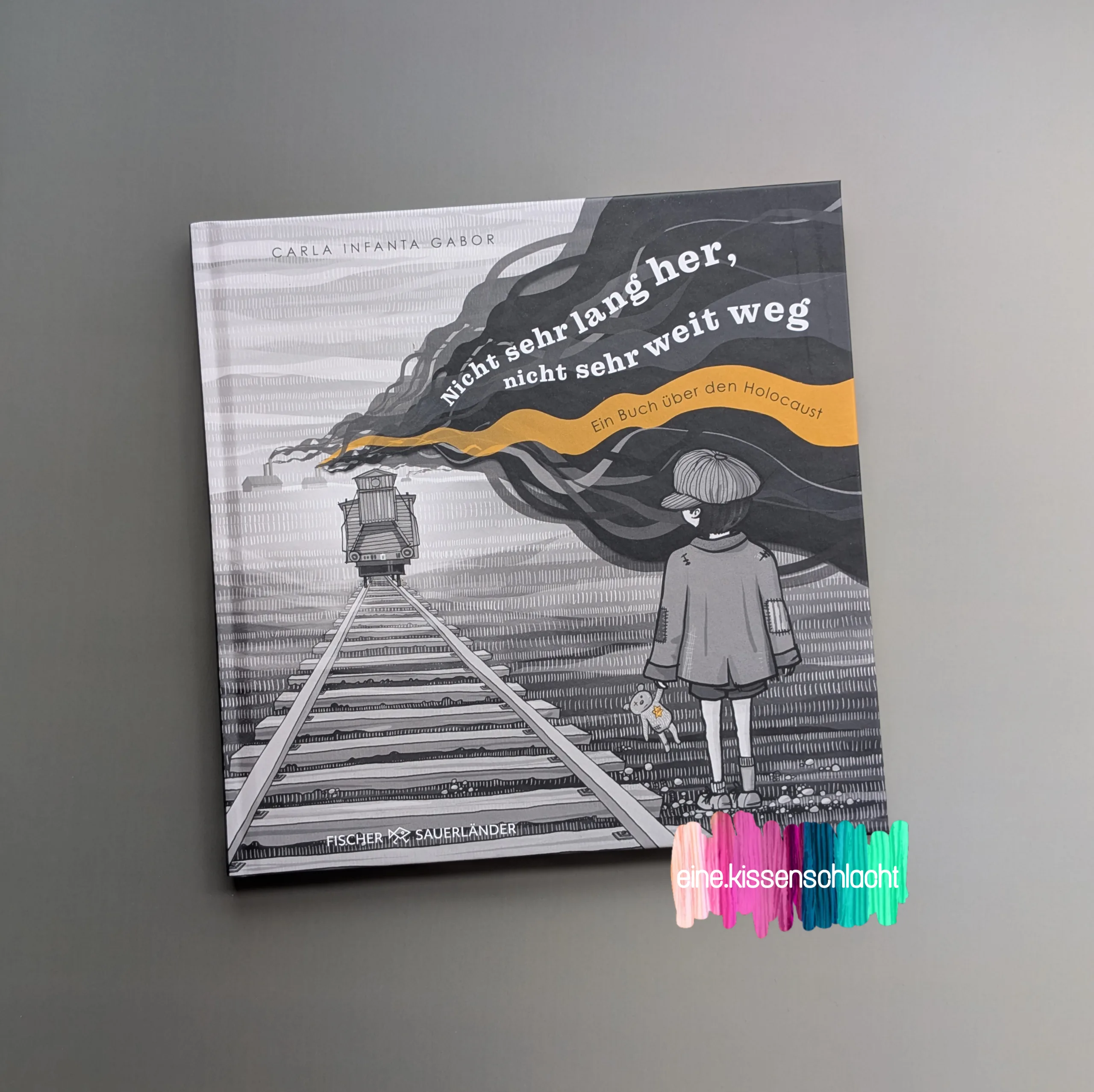 Du betrachtest gerade Nicht sehr lange her, nicht sehr weit weg – Ein Buch über den Holocaust (Carla Infanta Gabor)