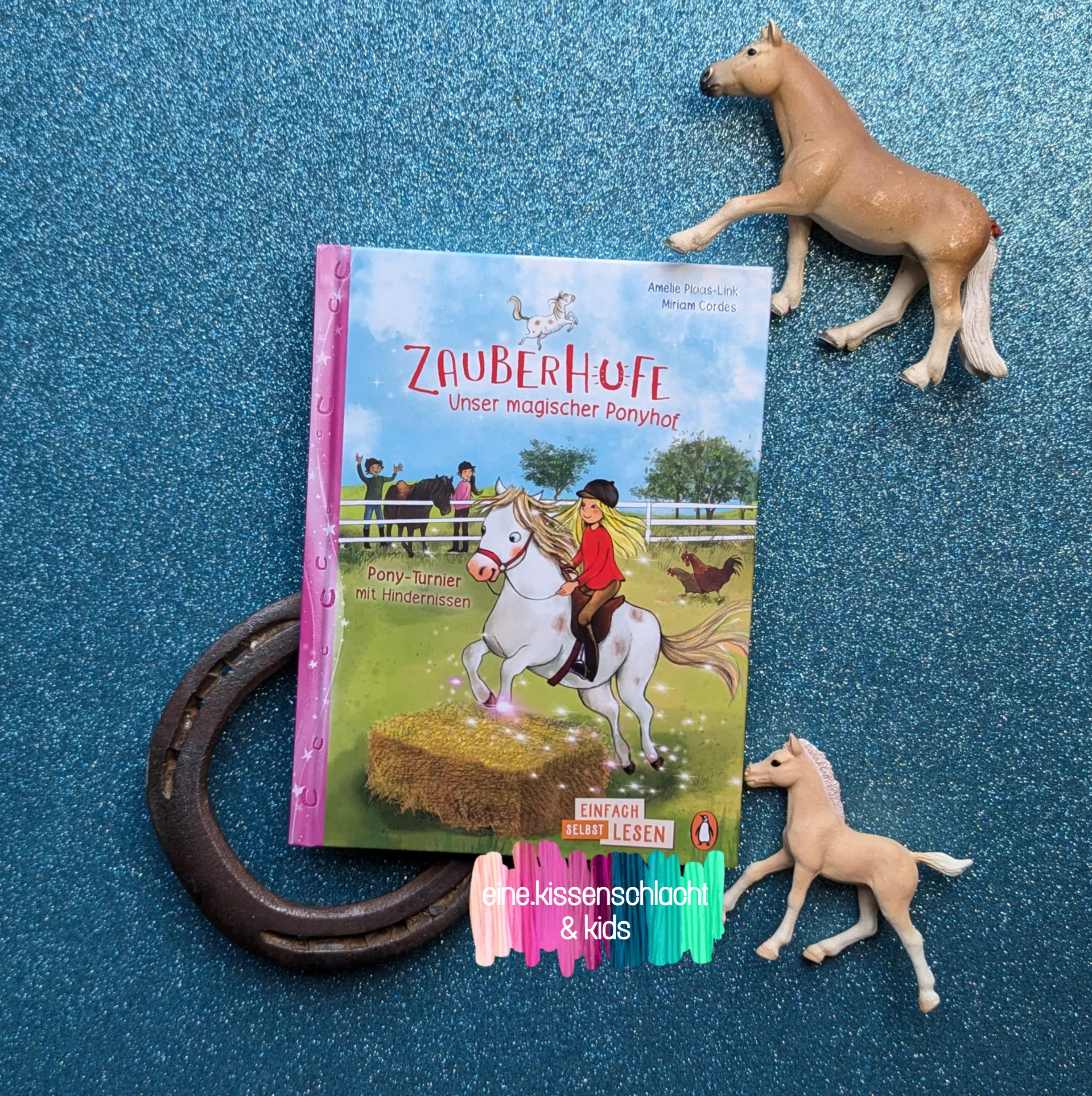 Du betrachtest gerade Zauberhufe – Unser magischer Ponyhof – Pony-Turnier mit Hindernissen (Amelie Plaas-Link)