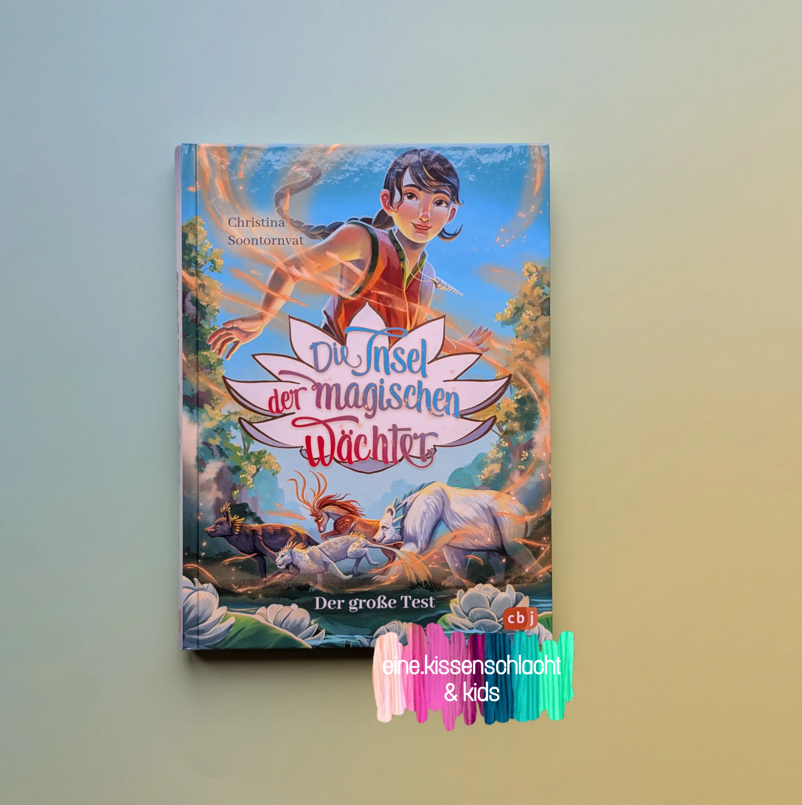 Mehr über den Artikel erfahren Die Insel der magischen Wächter – Der große Test (Christina Soontornvat)