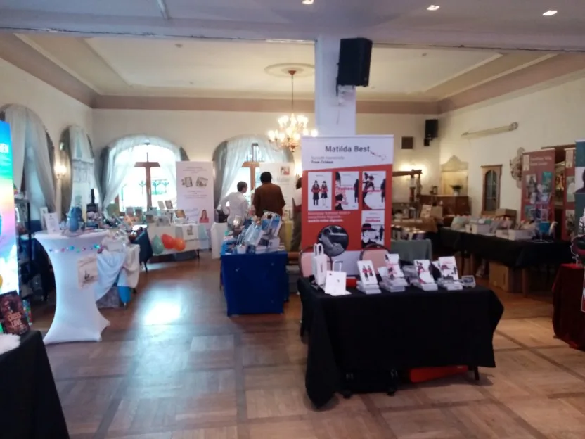 Ein kleinerer Teil des Raumes. Auch hier stehen Tische an den Wänden und noch drei in der Mitte.