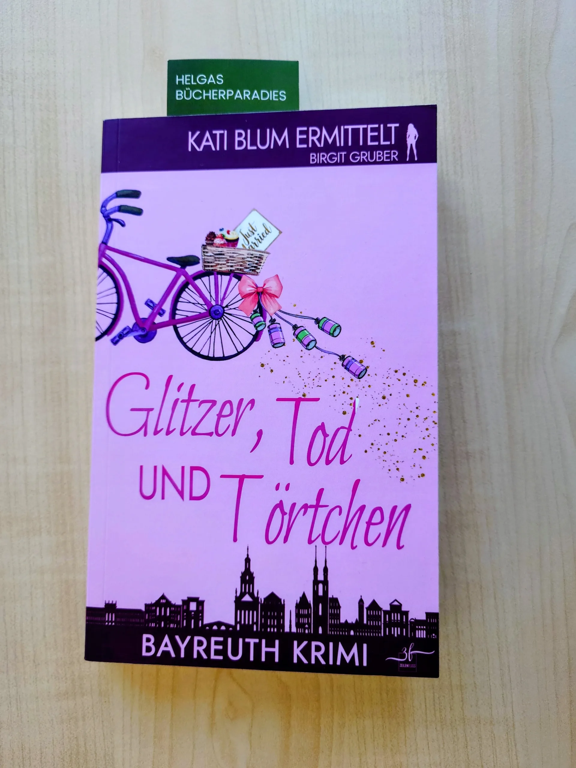 Du betrachtest gerade Glitzer, Tod und Törtchen – Birgit Gruber