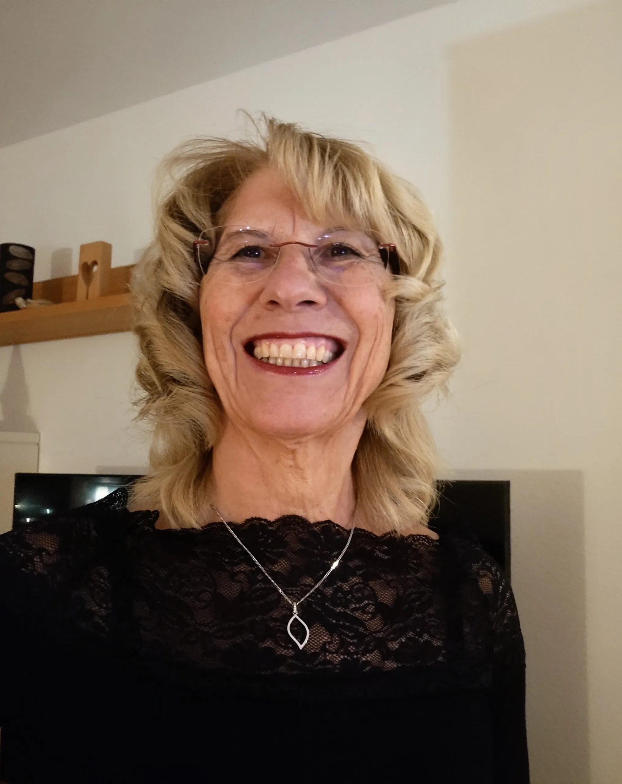Mehr über den Artikel erfahren Im Gespräch mit der Bücherpäpstin: Helga Körner über Ehrlichkeit, Trends und die Titelflut